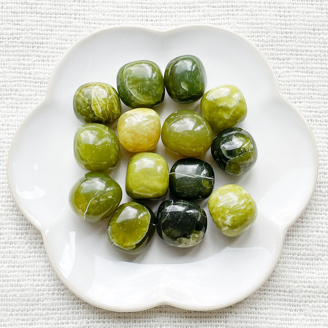 serpentijn groene edelsteen knuffelsteen handsteen trommelsteen mineralen edelstenen