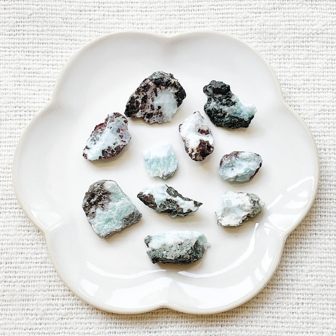 larimar lichtblauwe ruwe brok/steen edelsteen edelstenen mineralen