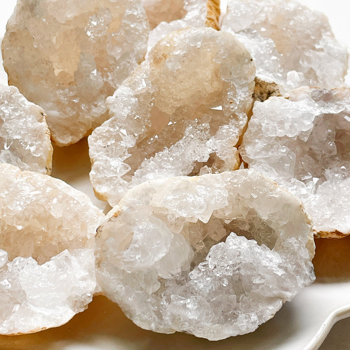 bergkristal witte geode ruwe brok steen edelsteen 