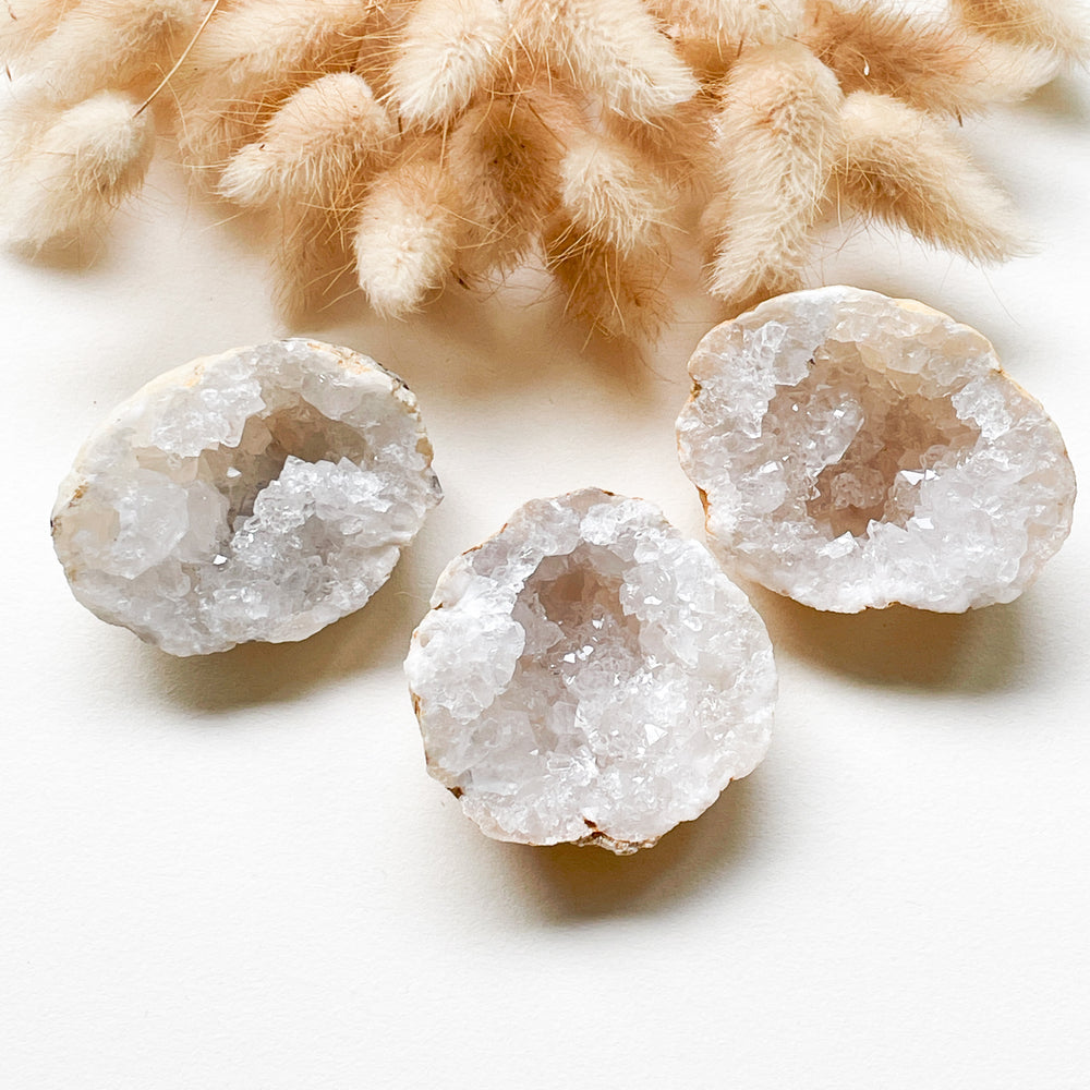 bergkristal witte geode ruwe brok steen edelsteen 