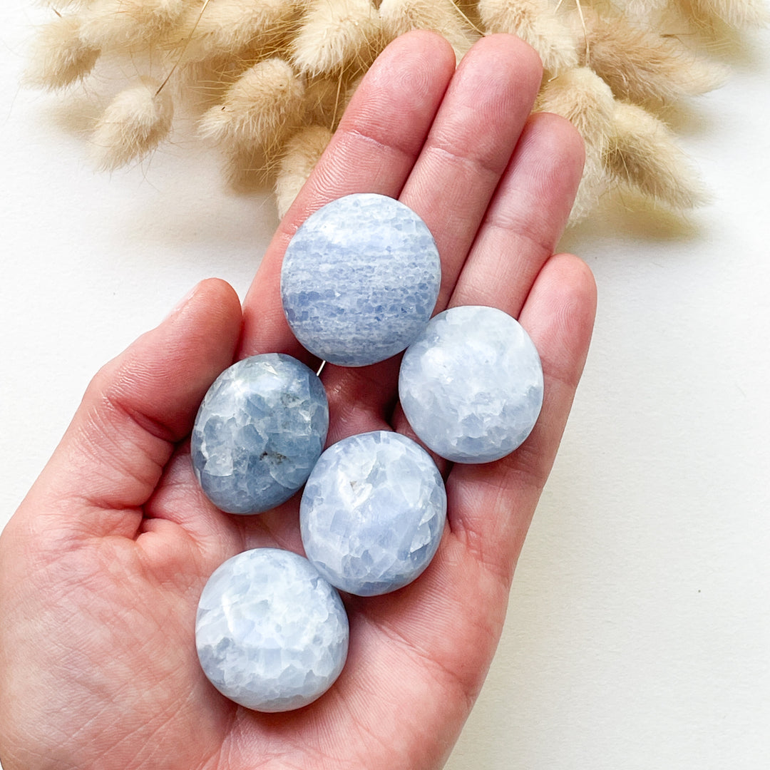 calciet blauwe zaksteen handsteen palmsteen edelsteen
