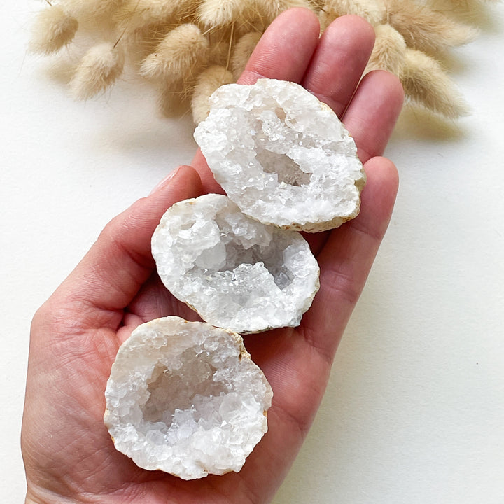 bergkristal witte geode ruwe brok steen edelsteen 