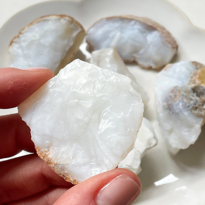 Opaal witte ruwe brok steen edelsteen mineraal