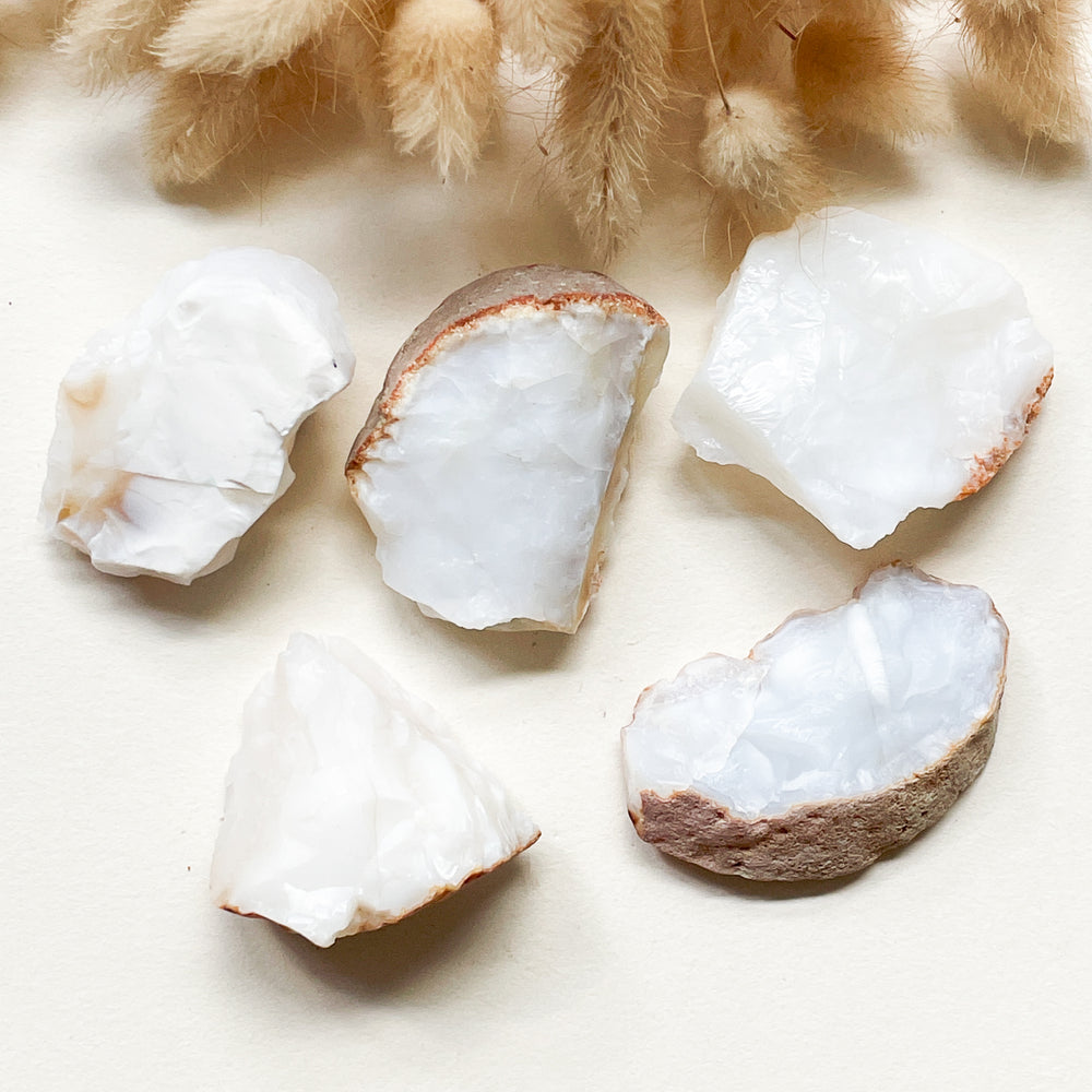 Opaal witte ruwe brok steen edelsteen mineraal