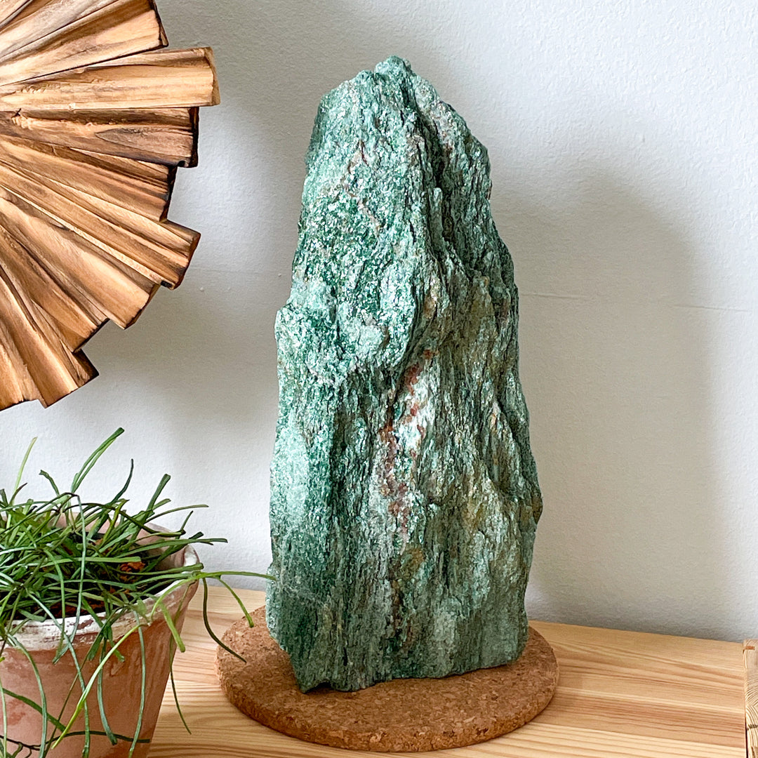 fuchsiet mica groene cluster ruwe steen pronkstuk statement piece interieur edelstenen mineralen