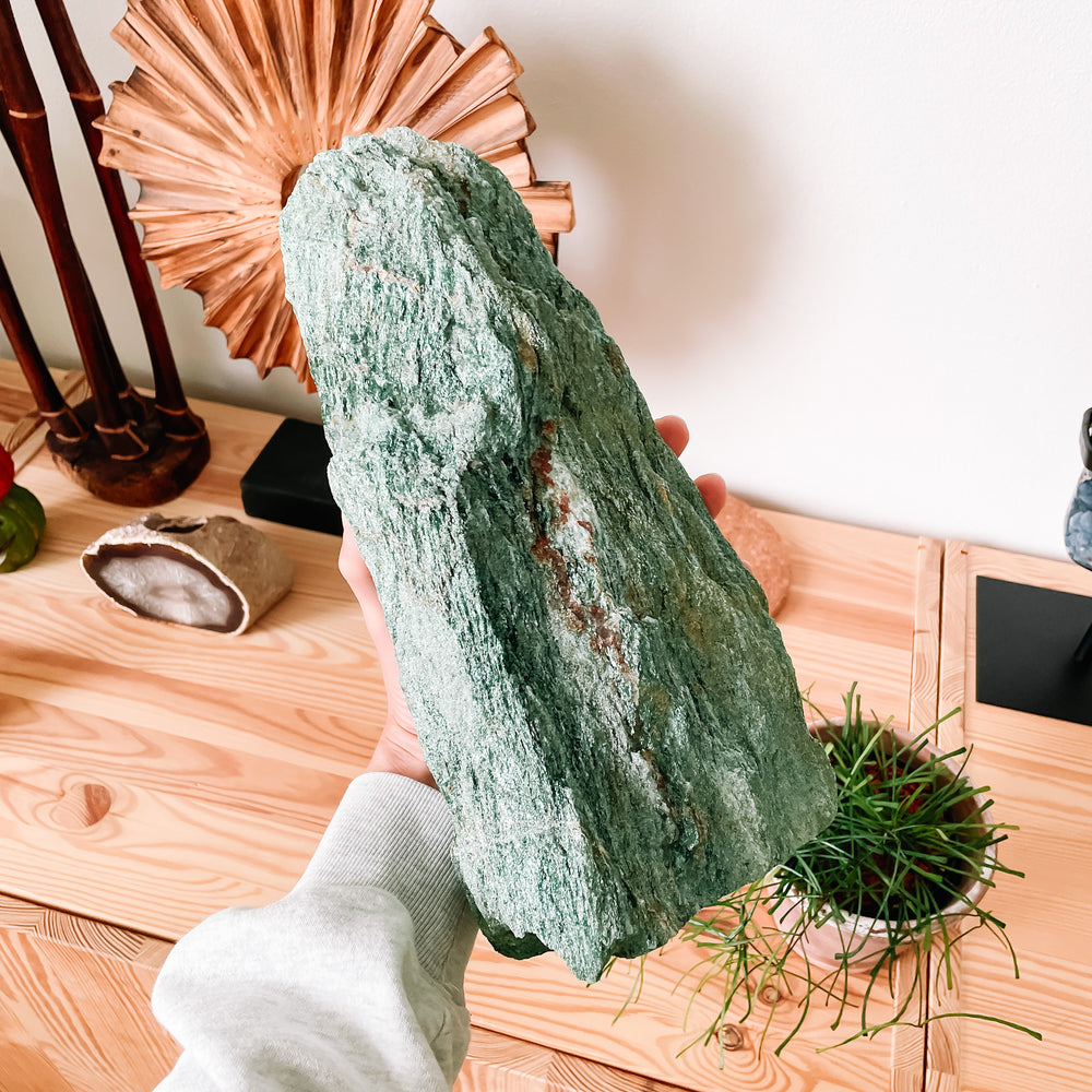 fuchsiet mica groene cluster ruwe steen pronkstuk statement piece interieur edelstenen mineralen