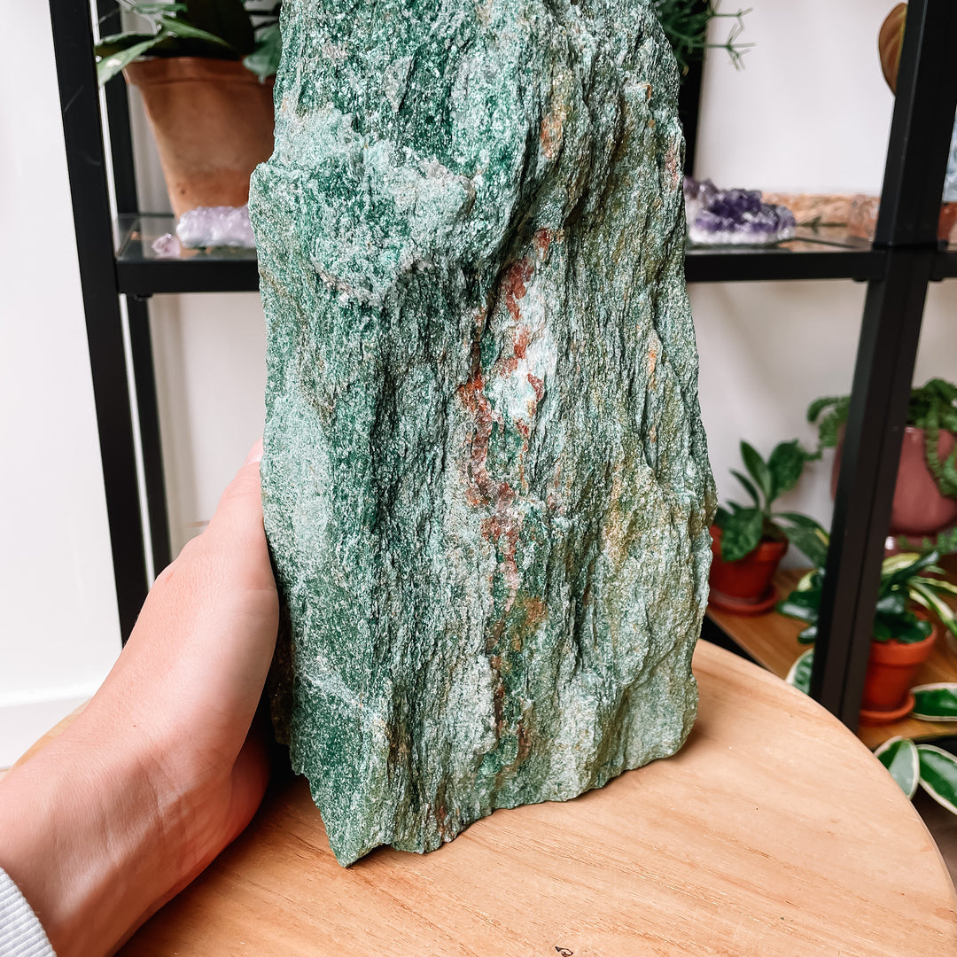 fuchsiet mica groene cluster ruwe steen pronkstuk statement piece interieur edelstenen mineralen