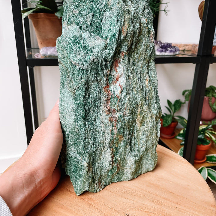 fuchsiet mica groene cluster ruwe steen pronkstuk statement piece interieur edelstenen mineralen