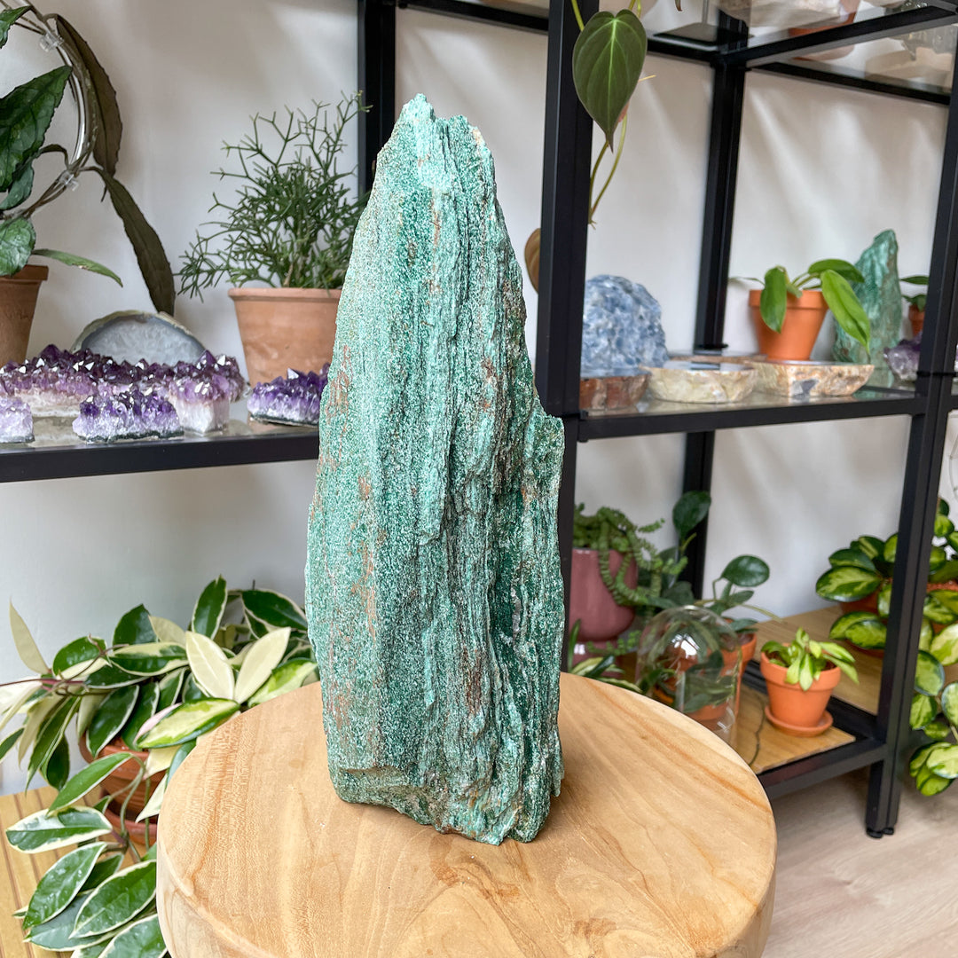 fuchsiet mica groene cluster ruwe steen pronkstuk statement piece interieur edelstenen mineralen