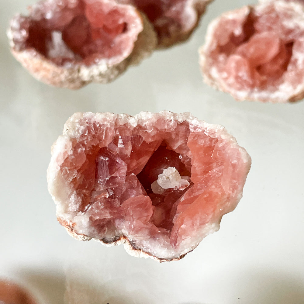 roze amethist patagonie ruwe steen brok edelsteen cluster mineralen