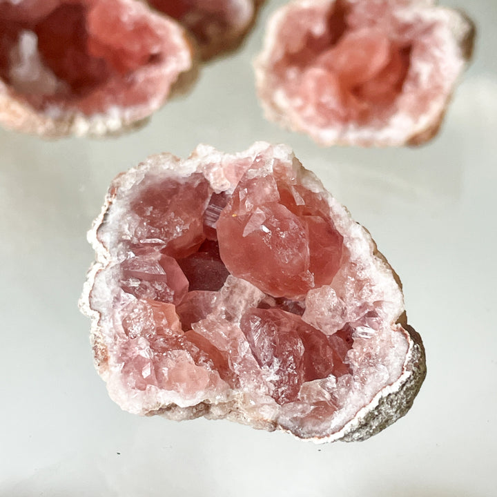 roze amethist patagonie ruwe steen brok edelsteen cluster mineralen