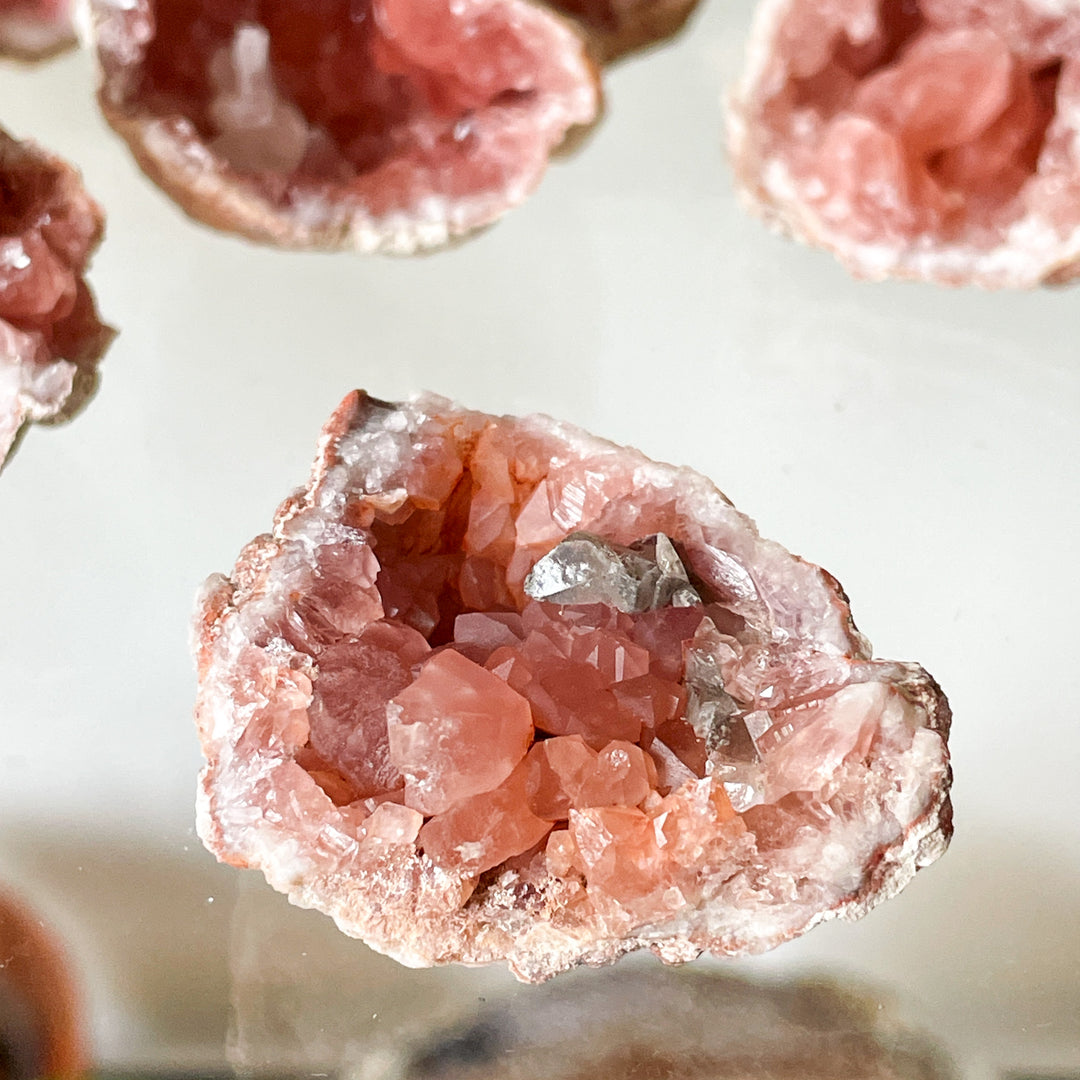 roze amethist patagonie ruwe steen brok edelsteen cluster mineralen