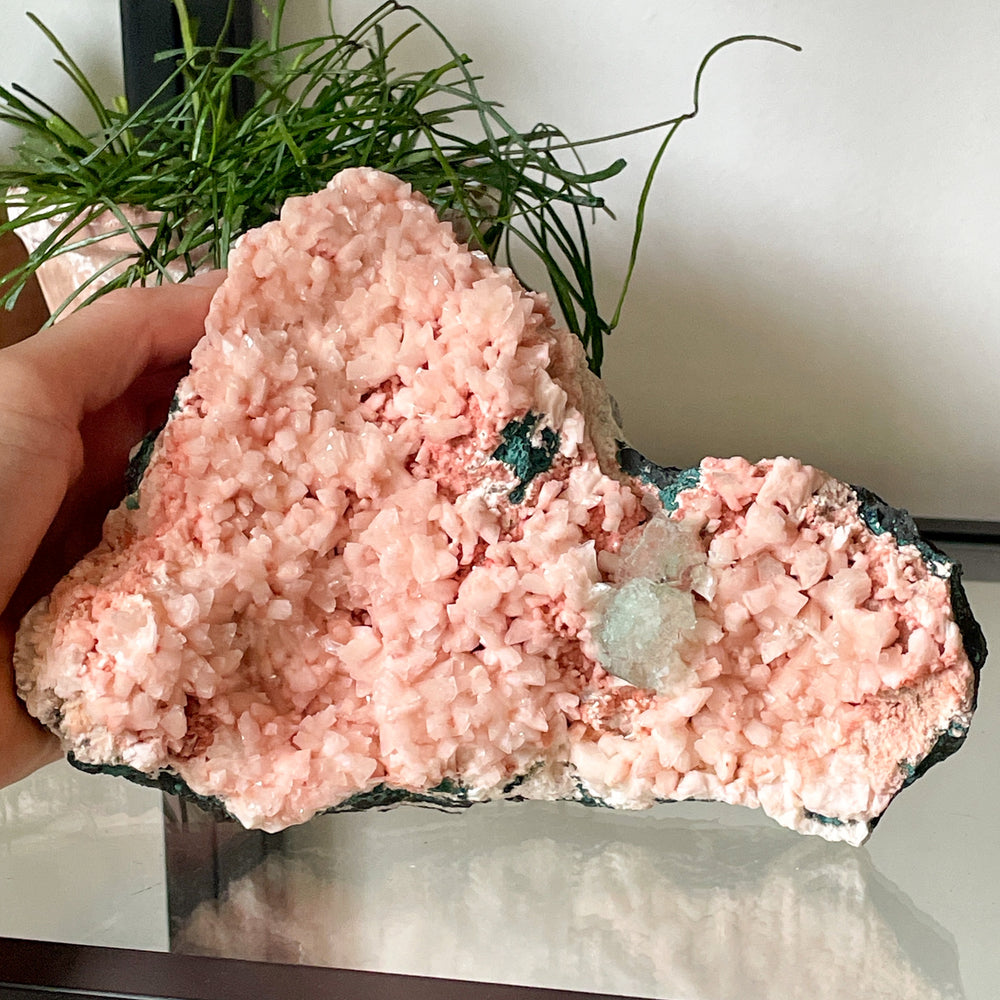 Heulandiet zalmroze geode met witte apofyliet en groene celadoniet edelsteen cluster ruwe steen mineralen