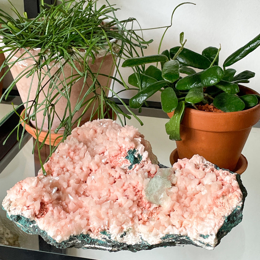 Heulandiet zalmroze geode met witte apofyliet en groene celadoniet edelsteen cluster ruwe steen mineralen