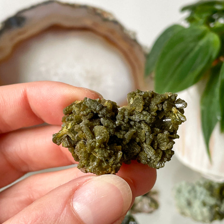 epidoot groene edelsteen mineralen ruwe steen cluster