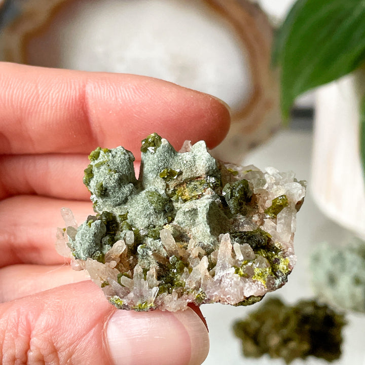 epidoot groene edelsteen mineralen ruwe steen cluster