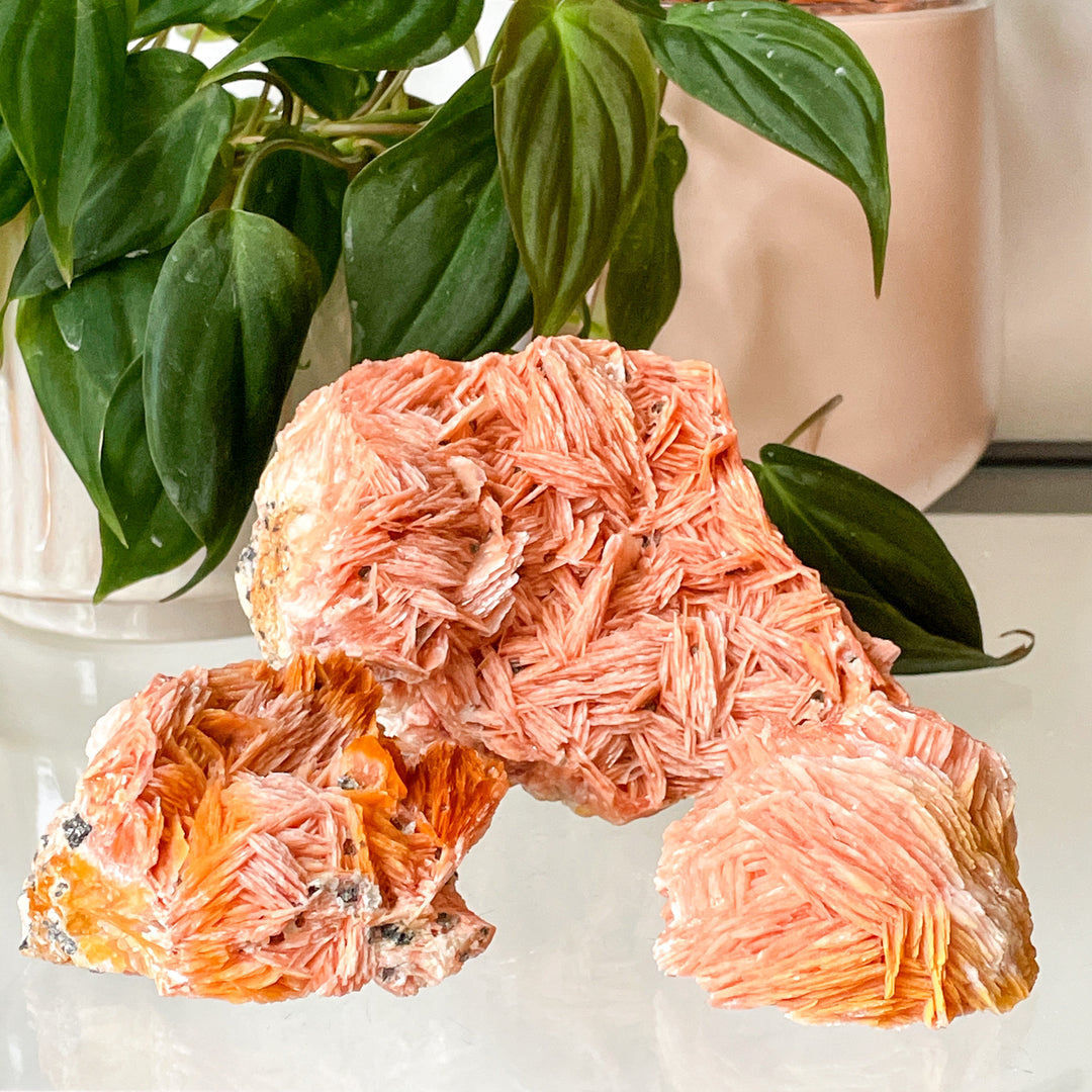bariet oranje cluster ruwe steen brok mineralen edelsteen edelstenen