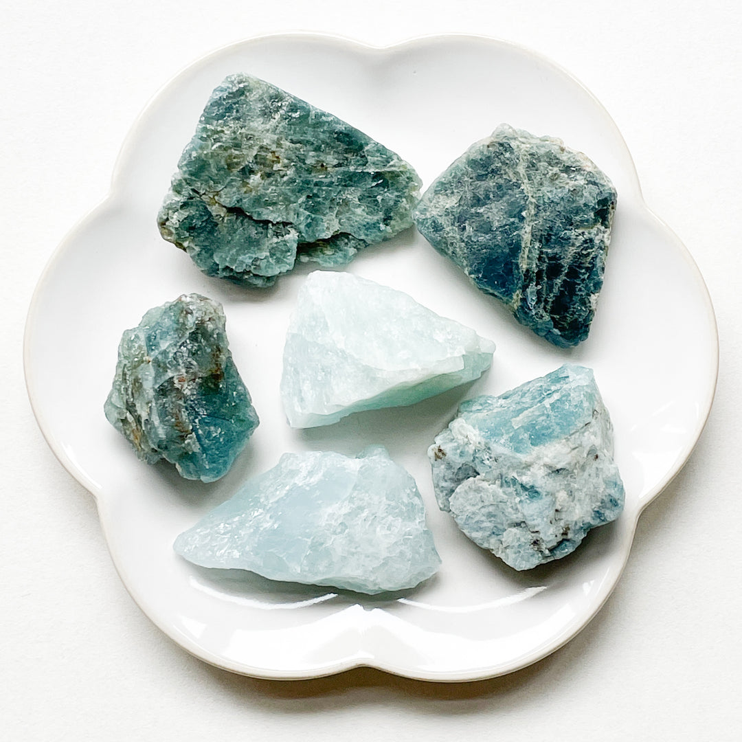 aquamarijn lichtblauw blauwe ruwe brok steen edelsteen 