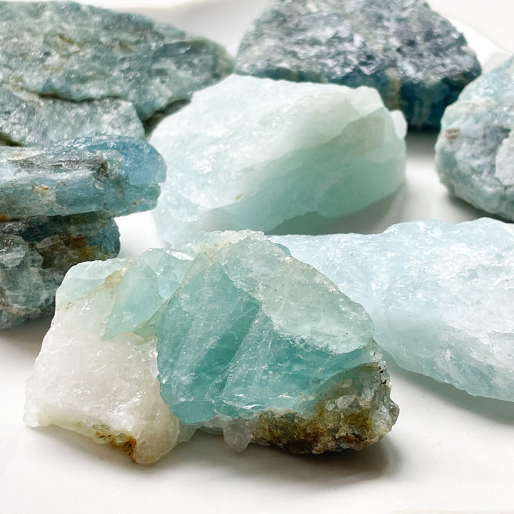 aquamarijn lichtblauw blauwe ruwe brok steen edelsteen 