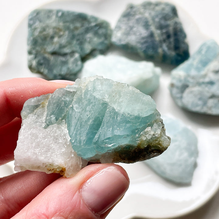 aquamarijn lichtblauw blauwe ruwe brok steen edelsteen 