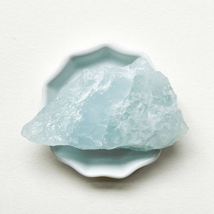 aquamarijn lichtblauw blauwe ruwe brok steen edelsteen 
