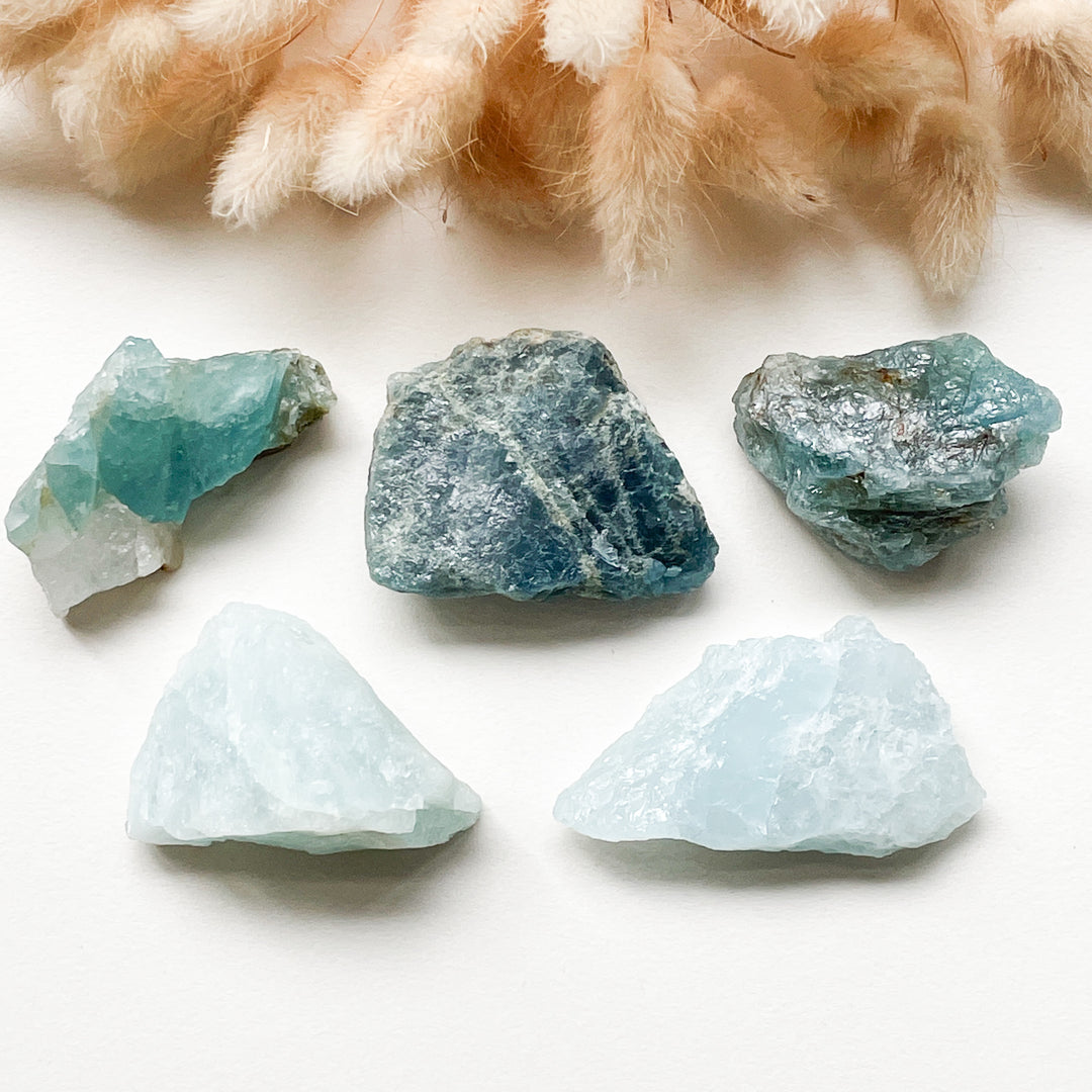 aquamarijn lichtblauw blauwe ruwe brok steen edelsteen 