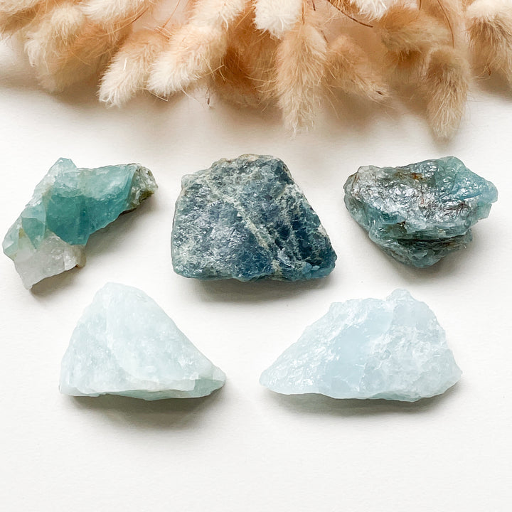 aquamarijn lichtblauw blauwe ruwe brok steen edelsteen 