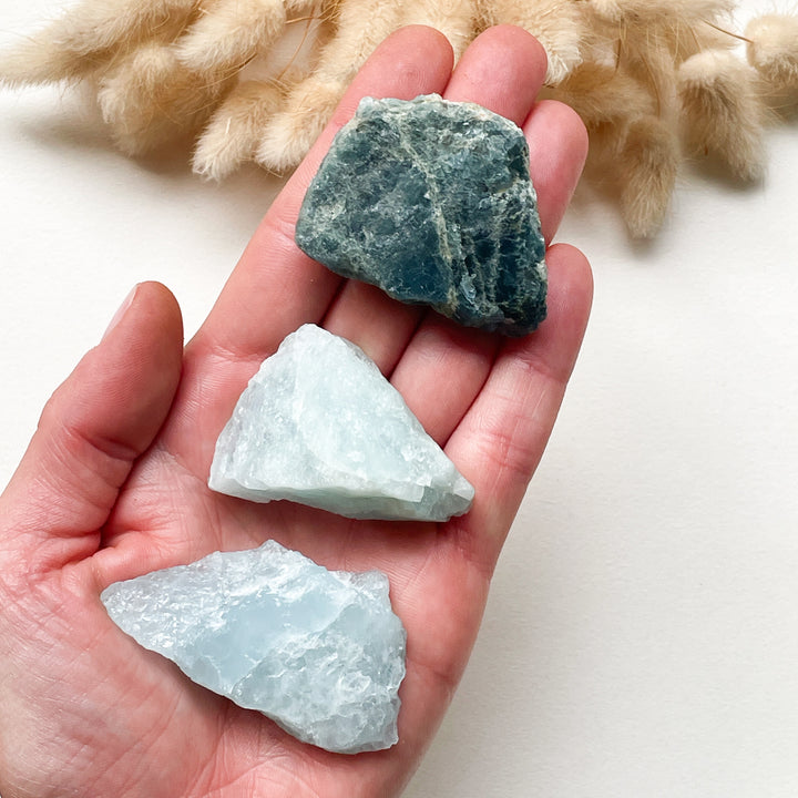 aquamarijn lichtblauw blauwe ruwe brok steen edelsteen 