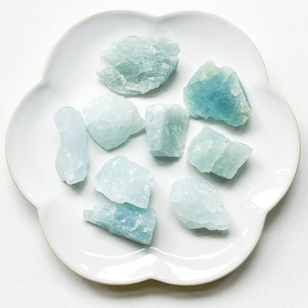 aquamarijn lichtblauw blauwe ruwe brok steen edelsteen 