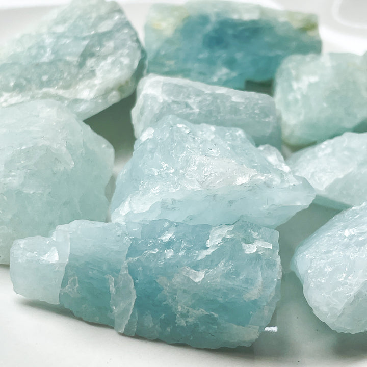 aquamarijn lichtblauw blauwe ruwe brok steen edelsteen 