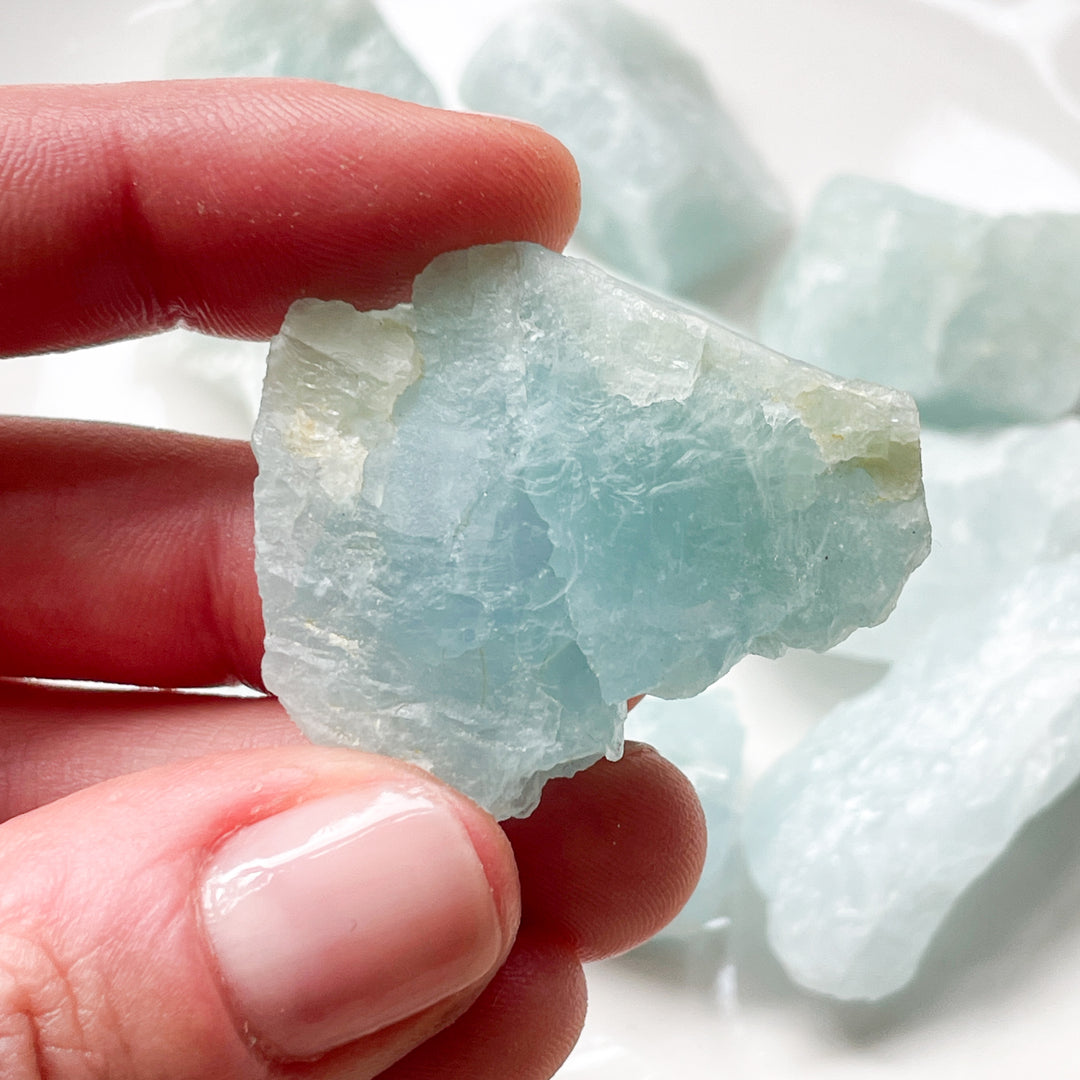 aquamarijn lichtblauw blauwe ruwe brok steen edelsteen 