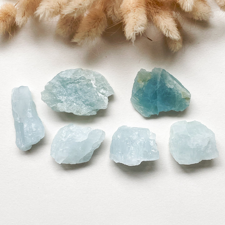 aquamarijn lichtblauw blauwe ruwe brok steen edelsteen 