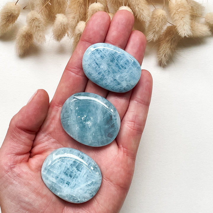 Aquamarijn lichtblauwe handsteen (XL)