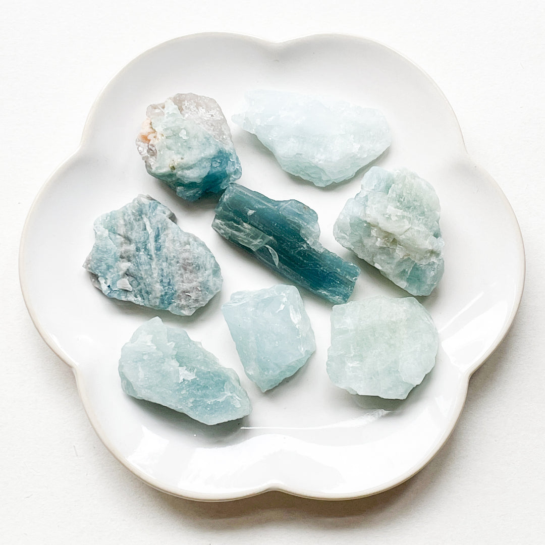 aquamarijn lichtblauw blauwe ruwe brok steen edelsteen 