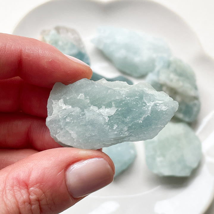 aquamarijn lichtblauw blauwe ruwe brok steen edelsteen 