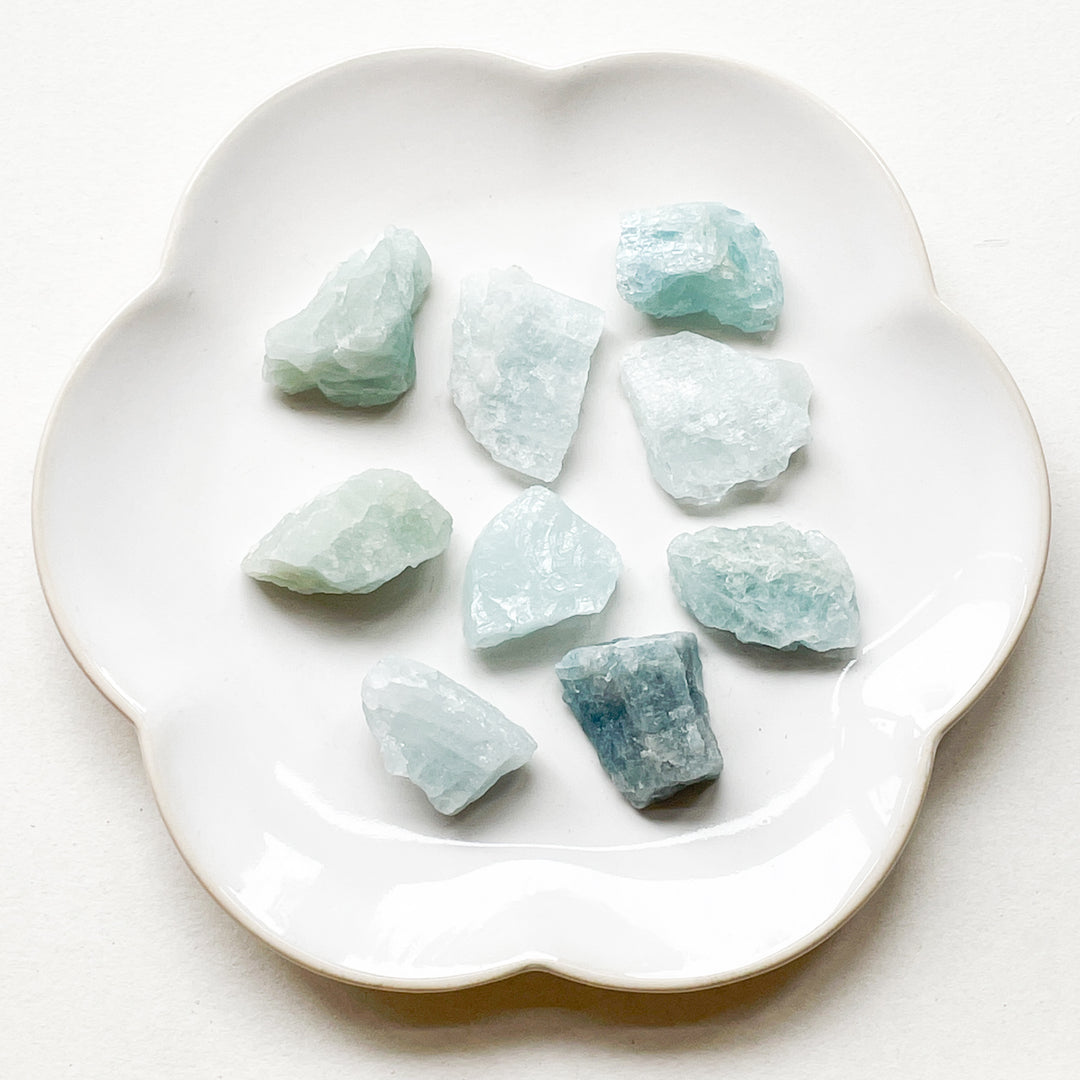 aquamarijn lichtblauw blauwe ruwe brok steen edelsteen 