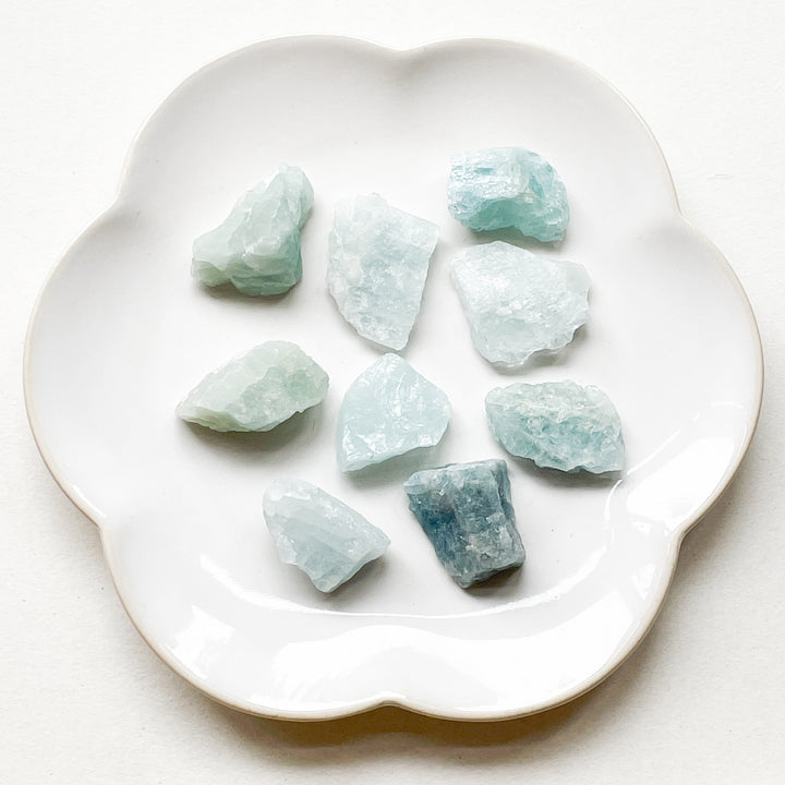 aquamarijn lichtblauw blauwe ruwe brok steen edelsteen 