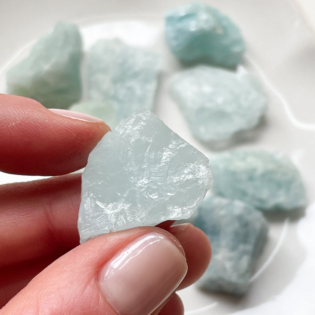 aquamarijn lichtblauw blauwe ruwe brok steen edelsteen 