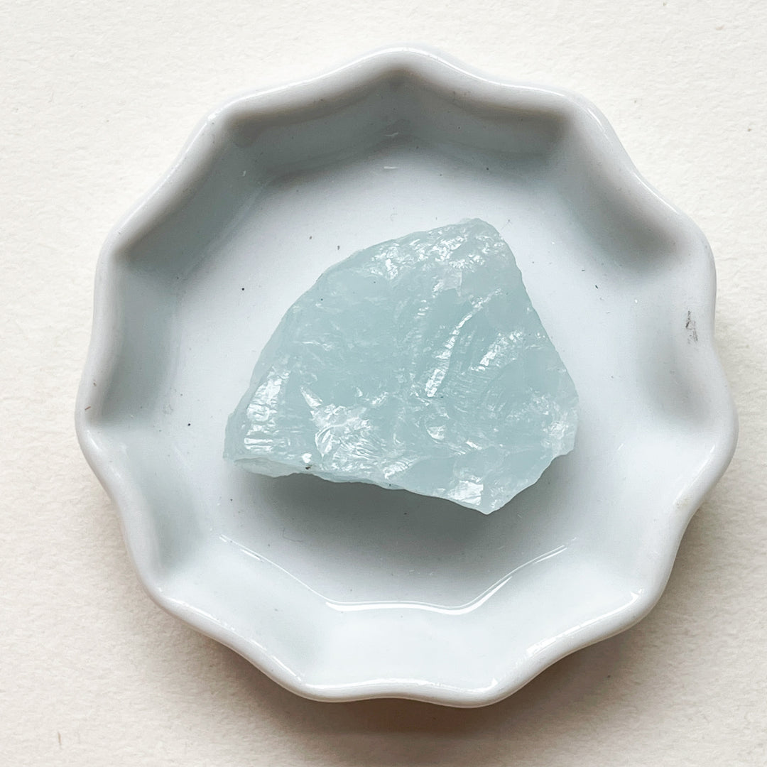 aquamarijn lichtblauw blauwe ruwe brok steen edelsteen 