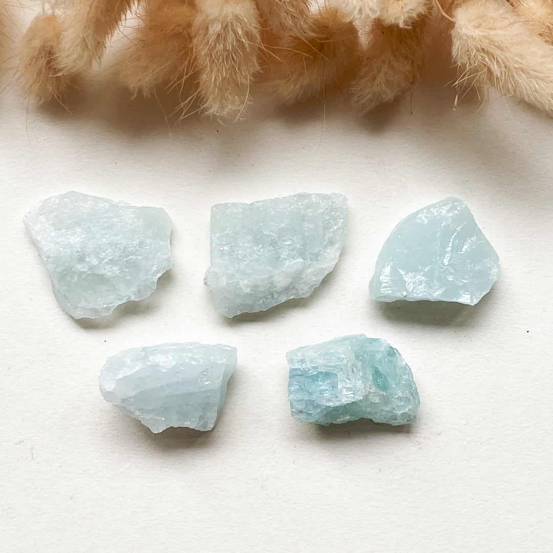 aquamarijn lichtblauw blauwe ruwe brok steen edelsteen 