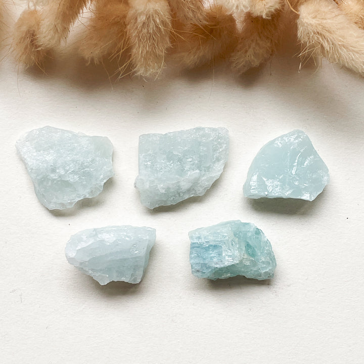 aquamarijn lichtblauw blauwe ruwe brok steen edelsteen 