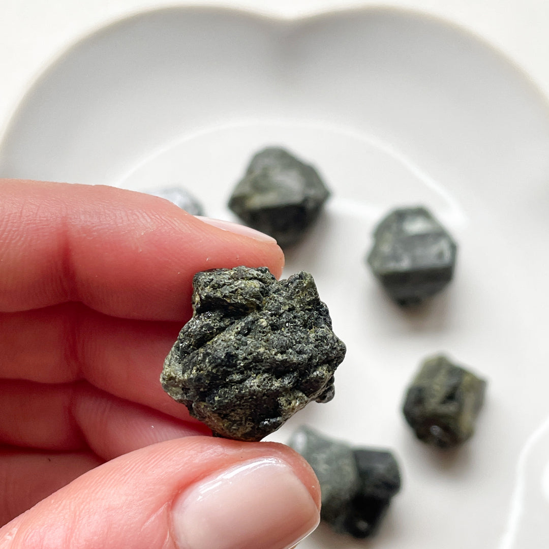epidoot groene ruwe steen brok  edelsteen mineralen edelstenen kopen