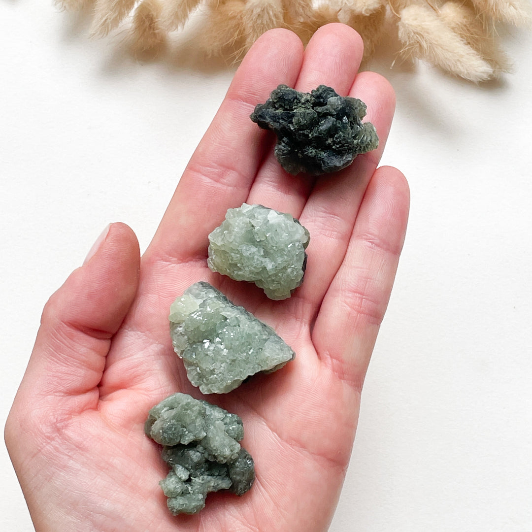 prehniet groene ruwe steen brok edelsteen edelstenen mineralen