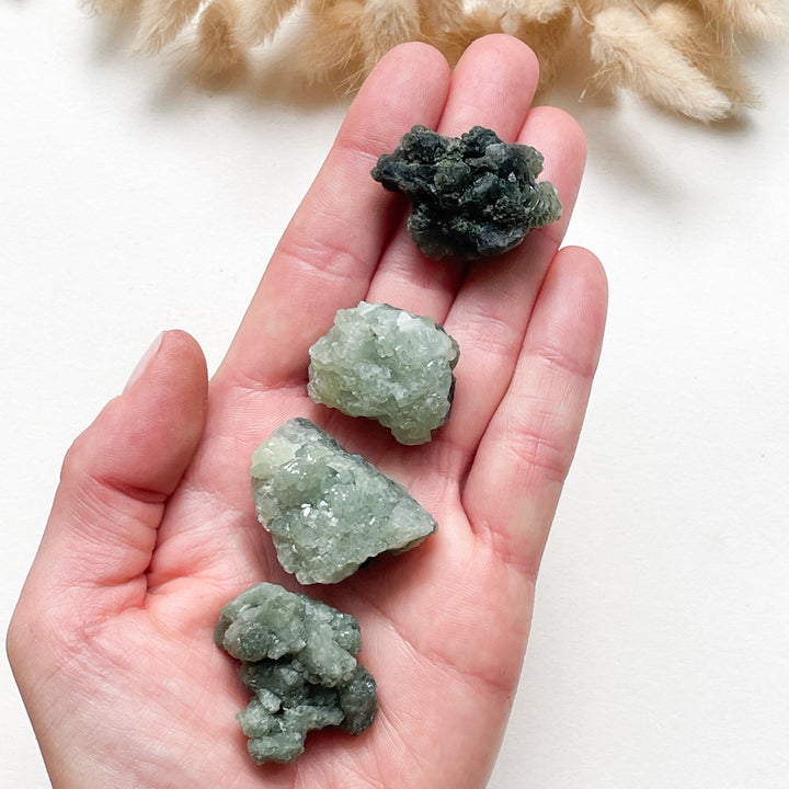 prehniet groene ruwe steen brok edelsteen edelstenen mineralen