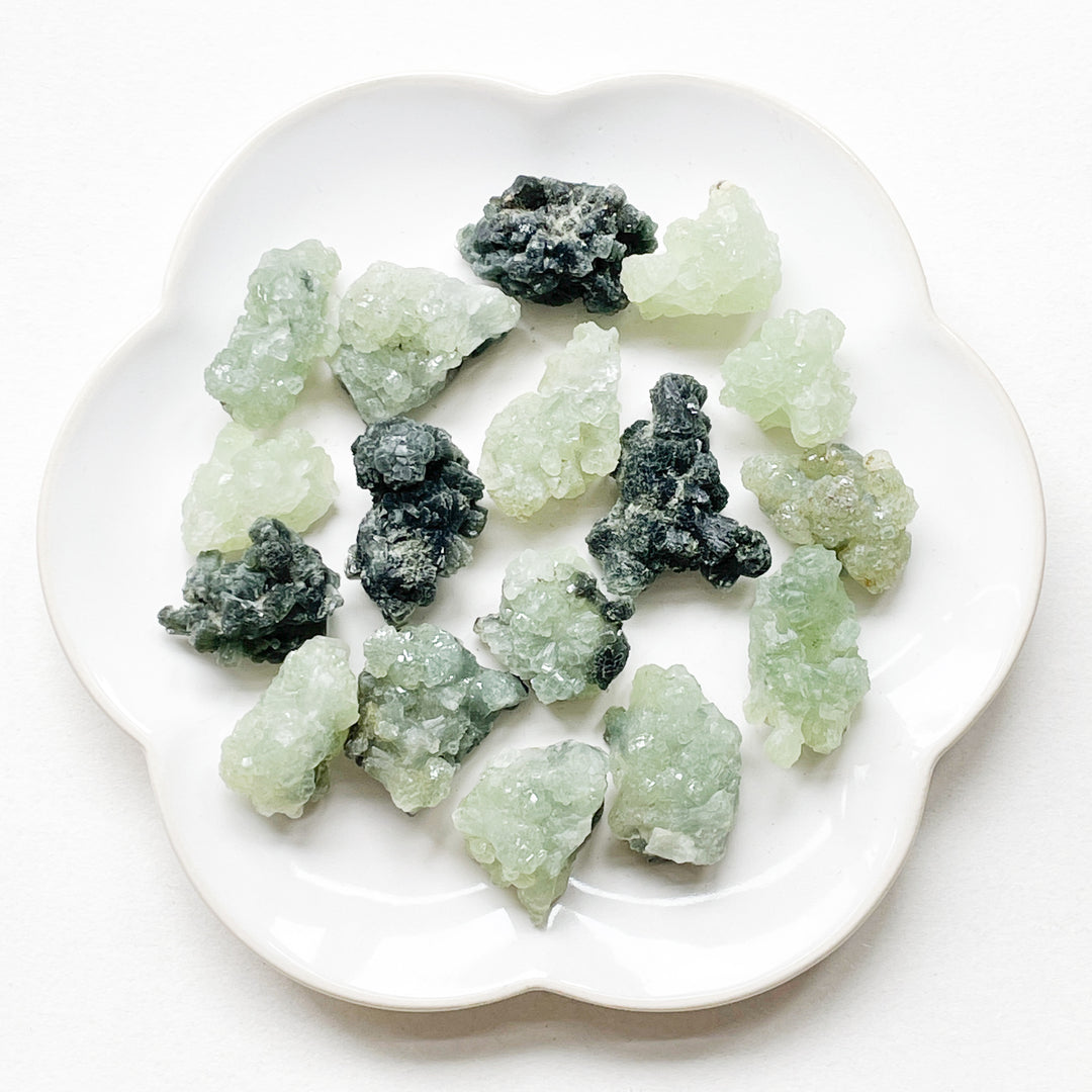 prehniet groene ruwe steen brok edelsteen edelstenen mineralen