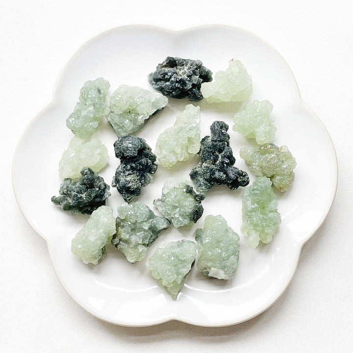prehniet groene ruwe steen brok edelsteen edelstenen mineralen
