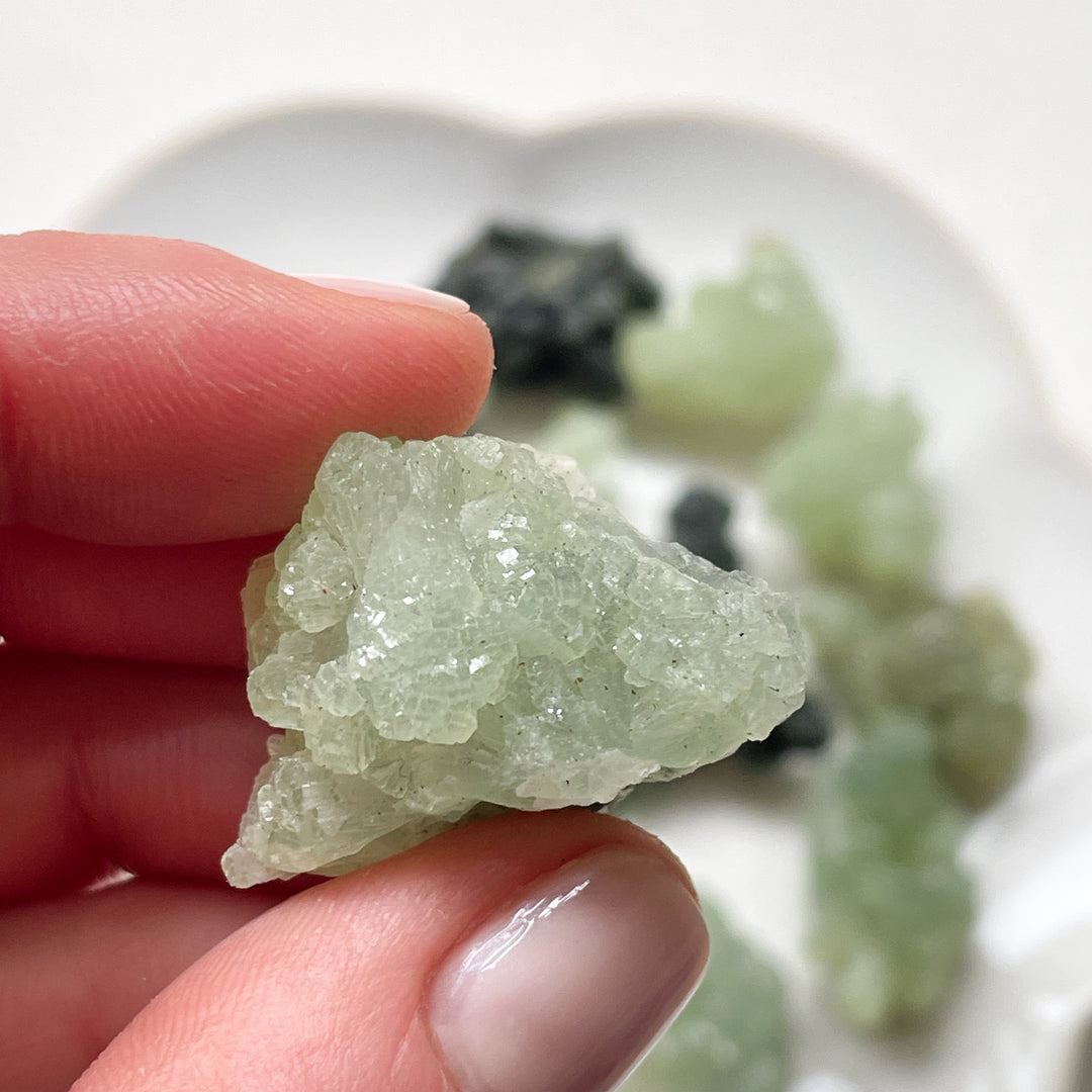 prehniet groene ruwe steen brok edelsteen edelstenen mineralen