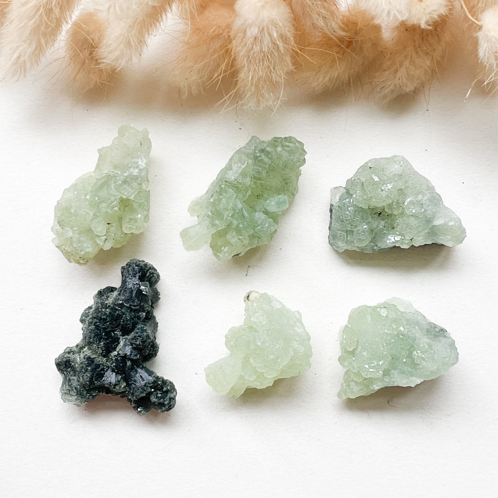 prehniet groene ruwe steen brok edelsteen edelstenen mineralen
