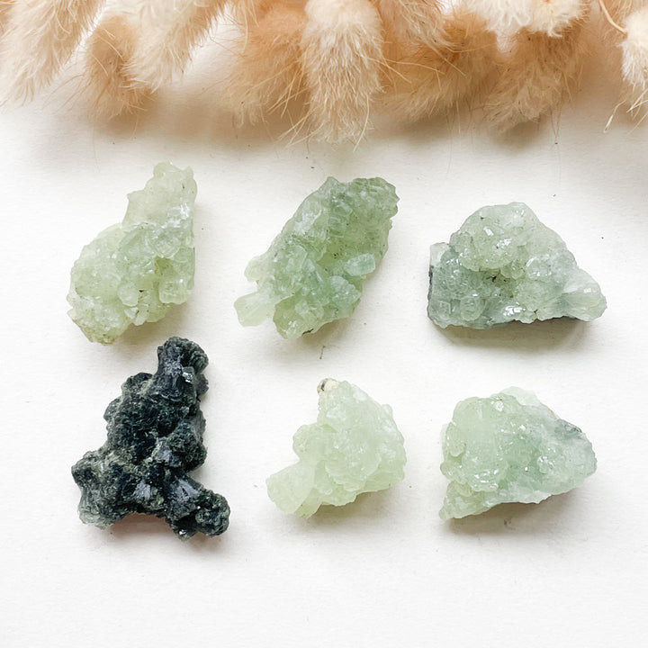 prehniet groene ruwe steen brok edelsteen edelstenen mineralen