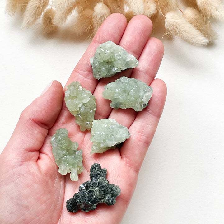 prehniet groene ruwe steen brok edelsteen edelstenen mineralen